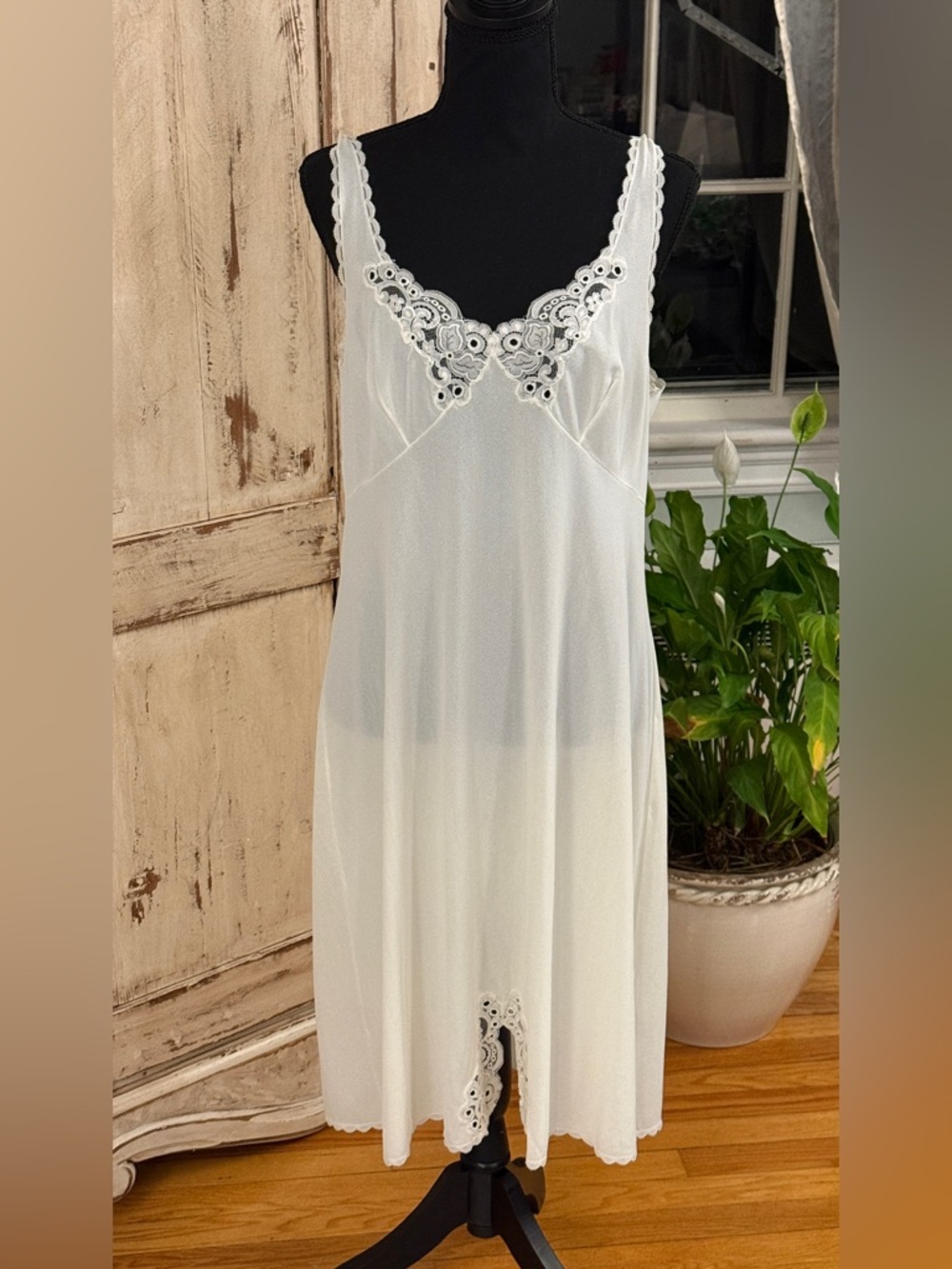 VTG Imec slip with lace detail. White. USA 42. Made in Italy. Intimate